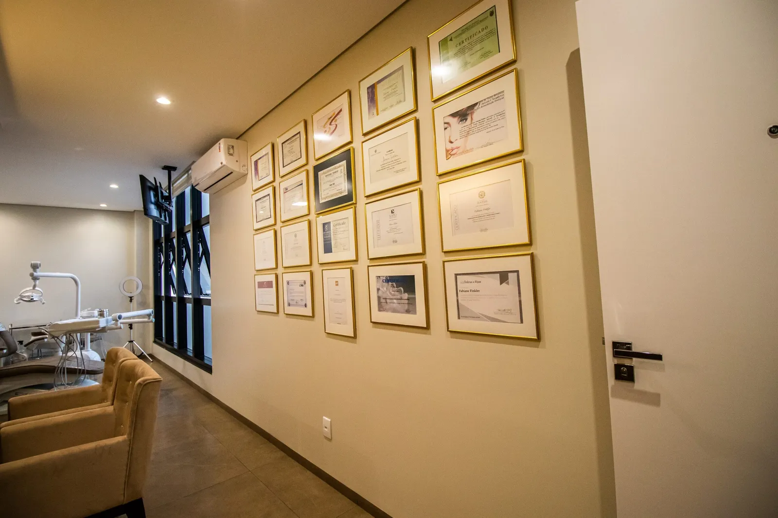 Parede de diplomas e certificações da Dra. Fabiane Finkler